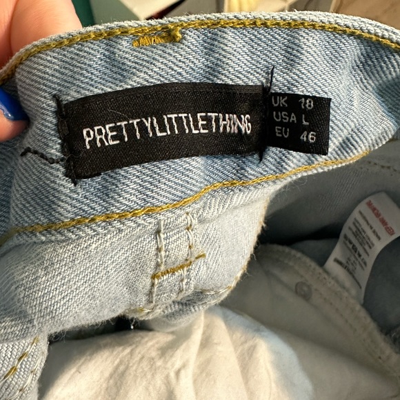 NWOT Pretty Little Thing Ripped Jean - Picture 4 of 4